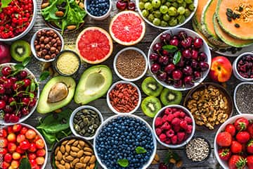 多様な食品が並ぶディスプレイ