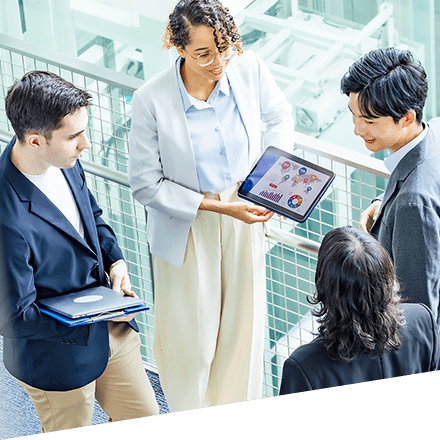 商談を行うビジネスパーソンのグループ