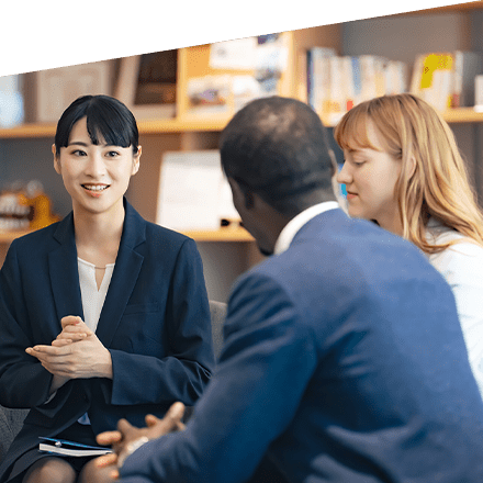 日本市場について議論するビジネスパーソンのグループ